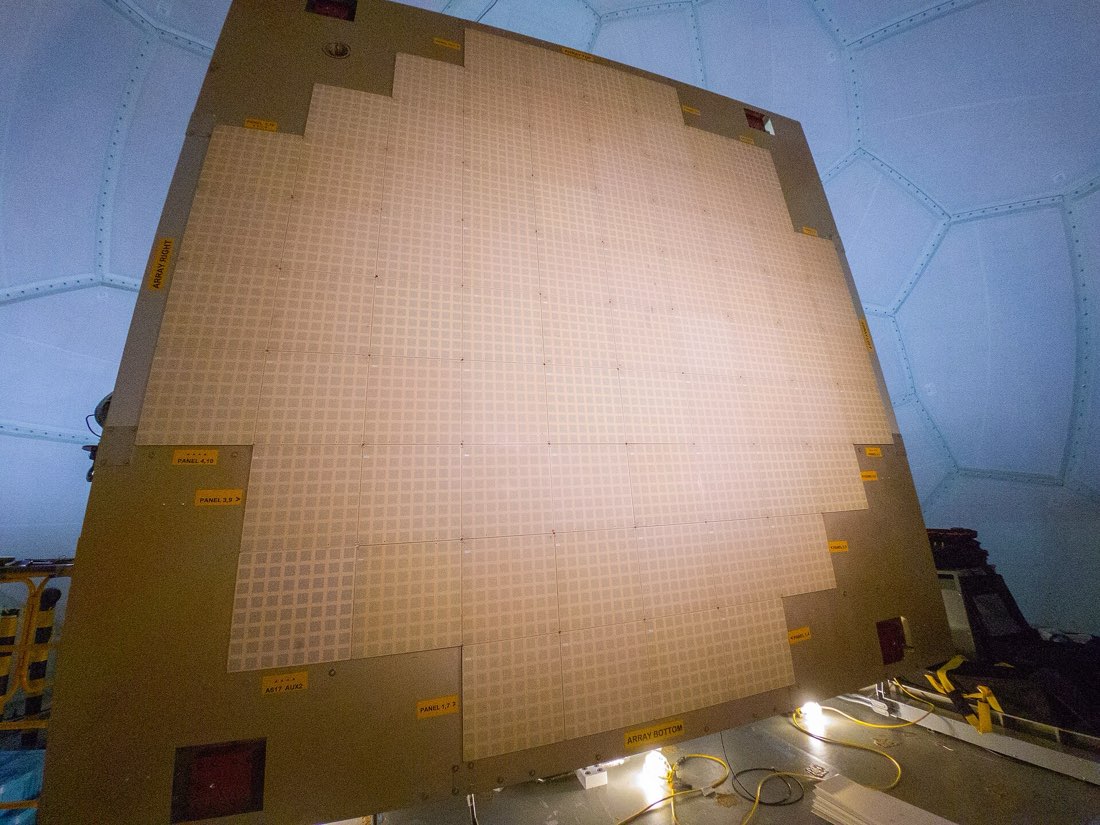 Panneaux d'une antenne radar en cours d'installation