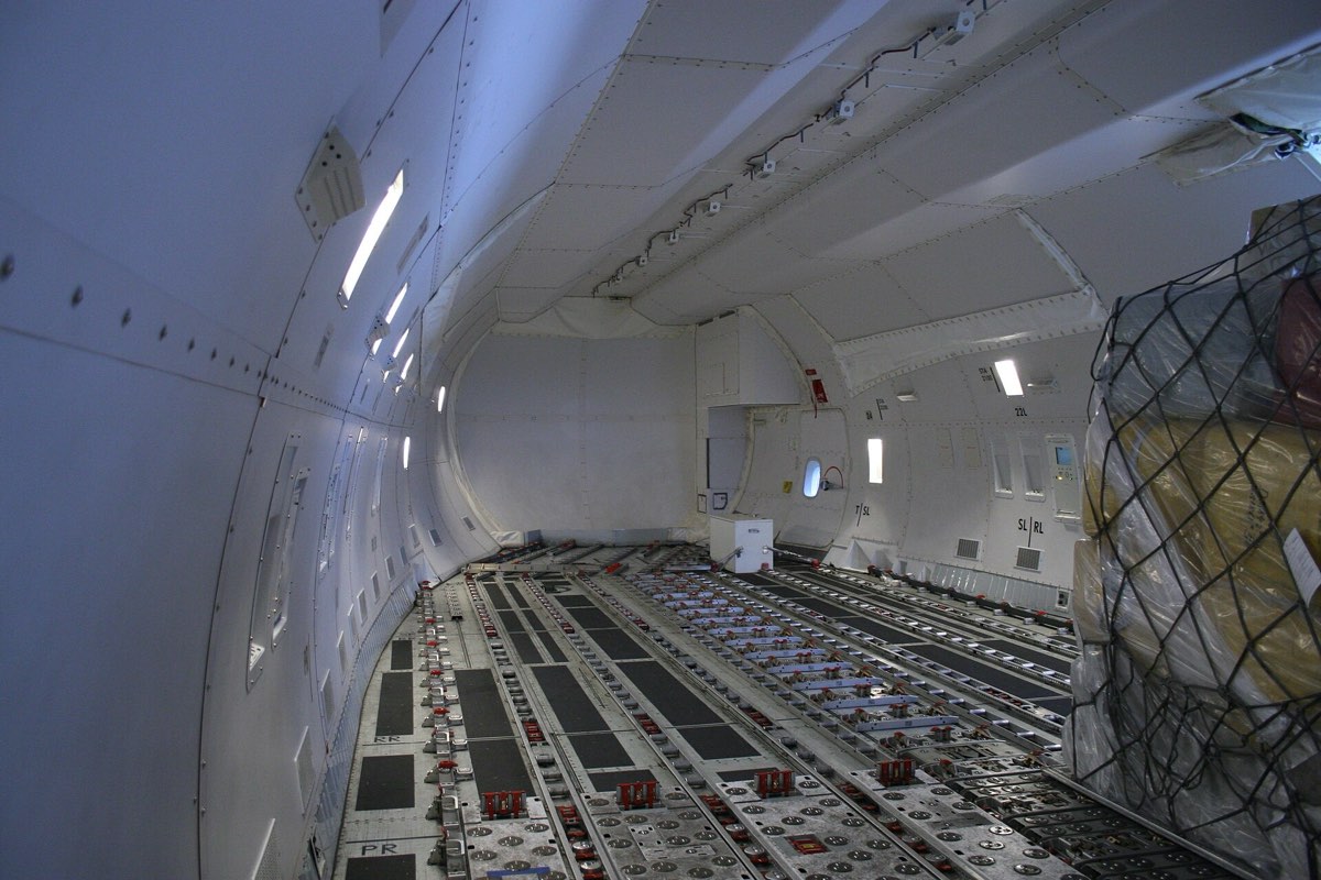 Soute principale d'un avion cargo